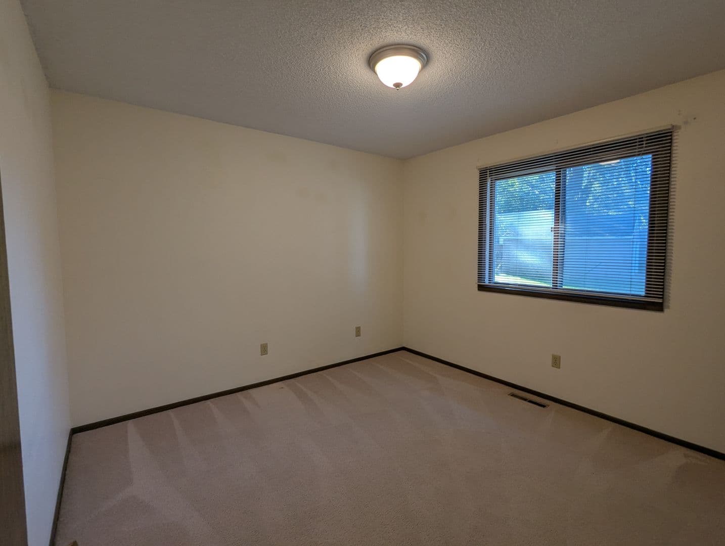 Cedar Falls Apartment: 4025 - 4027 Heritage Rd.