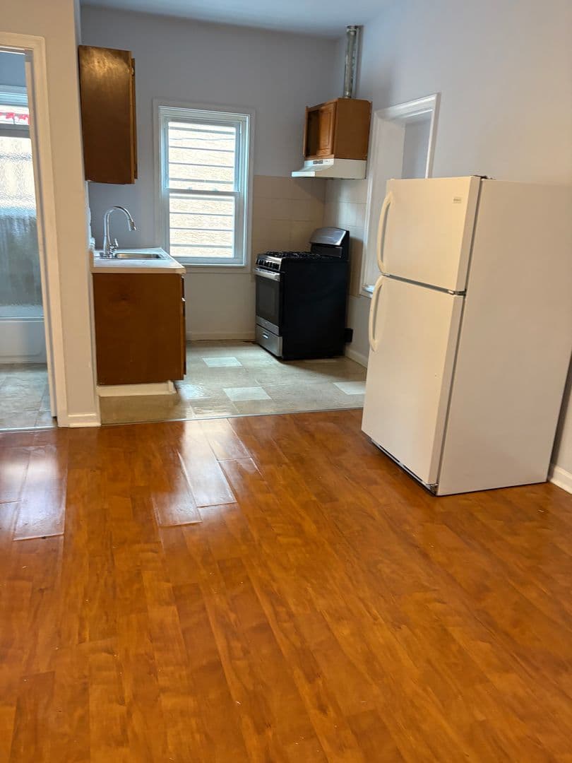 Chester Apartment: 827-829 W 9th