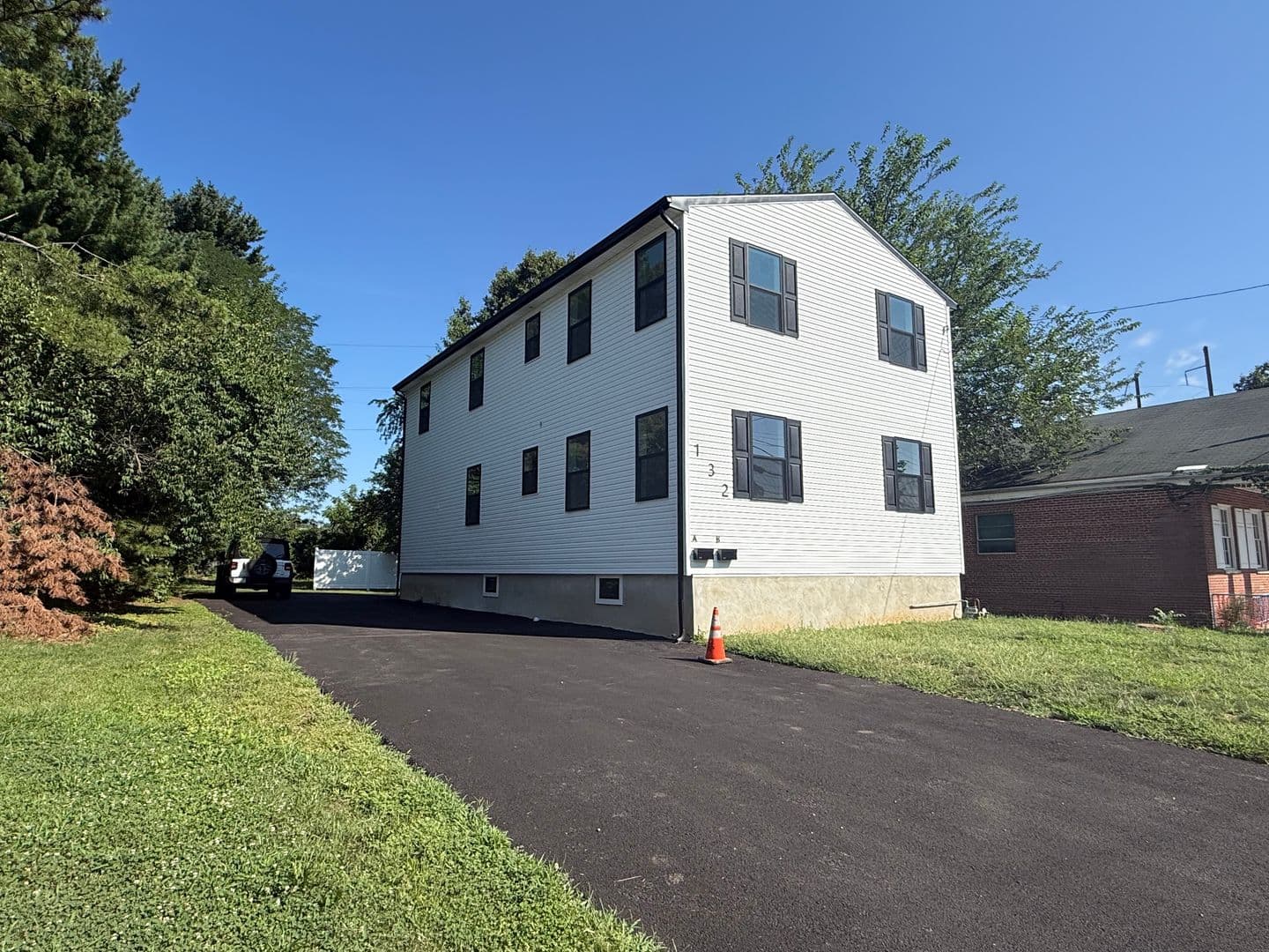 Morton Apartment: 132 Yale Ave