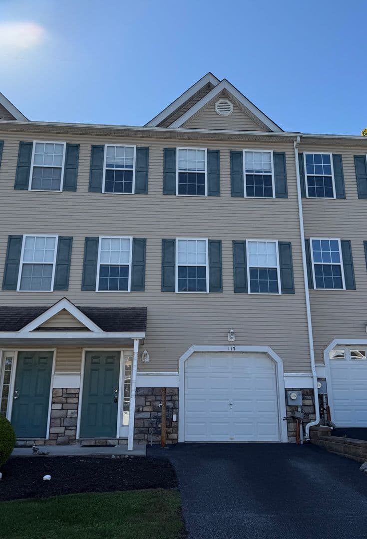 Aston House: 117 Julianna Way