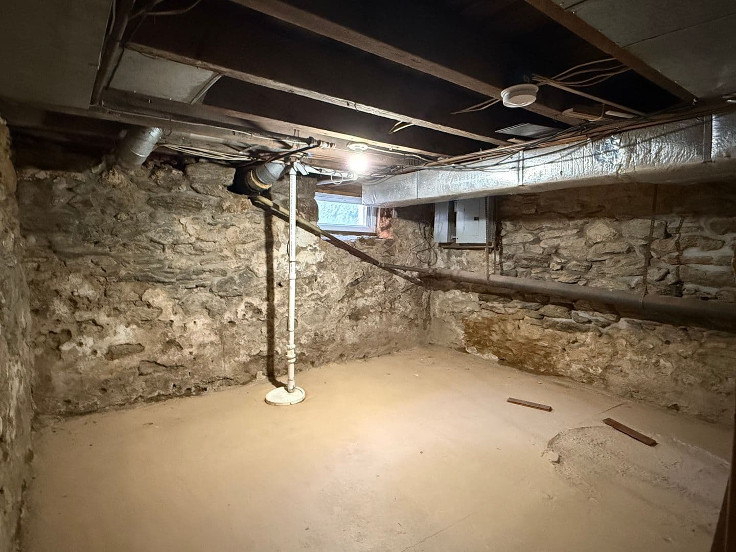 Upland Apartment: 103 9th St
