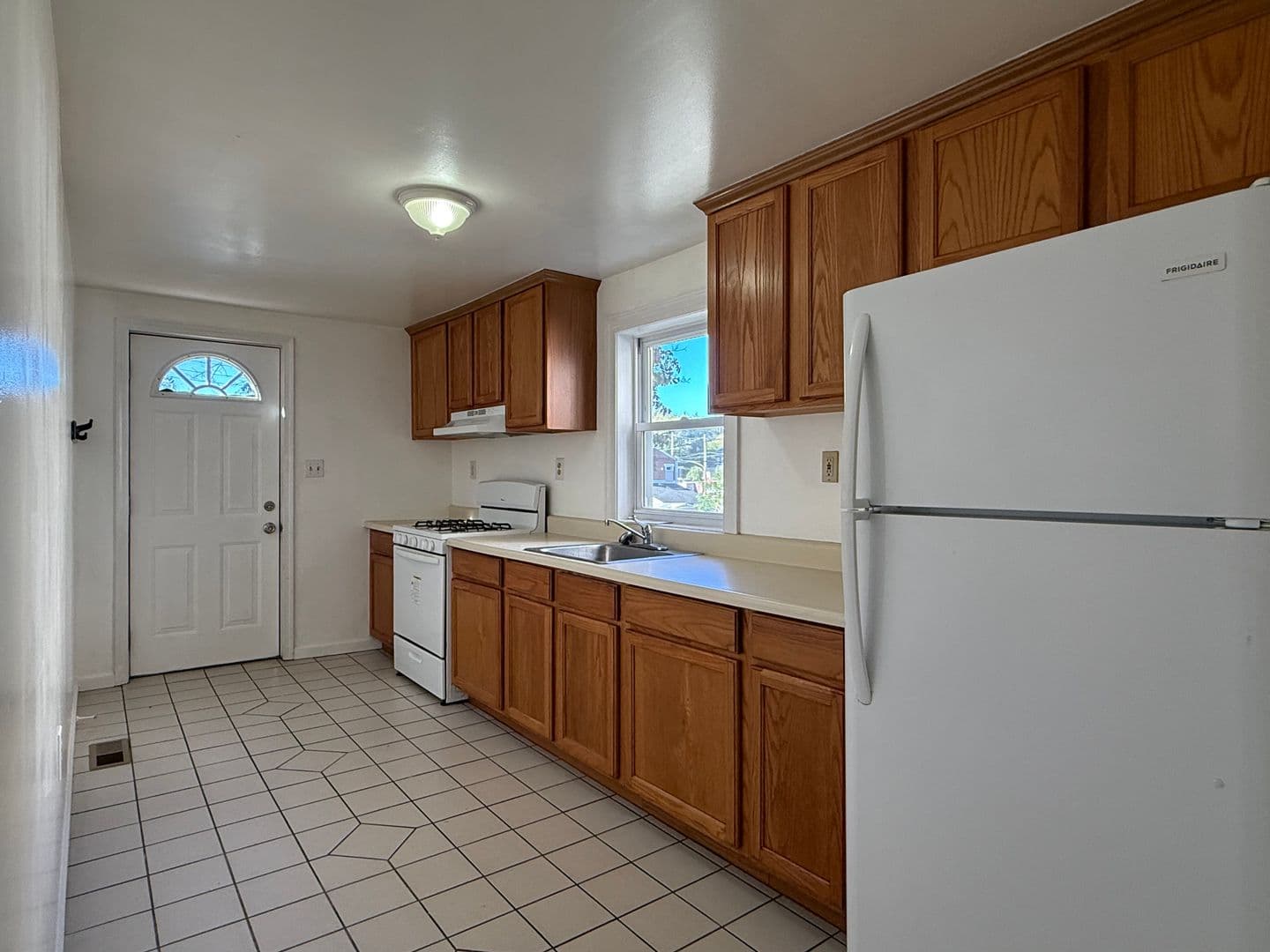 Upland Apartment: 103 9th St