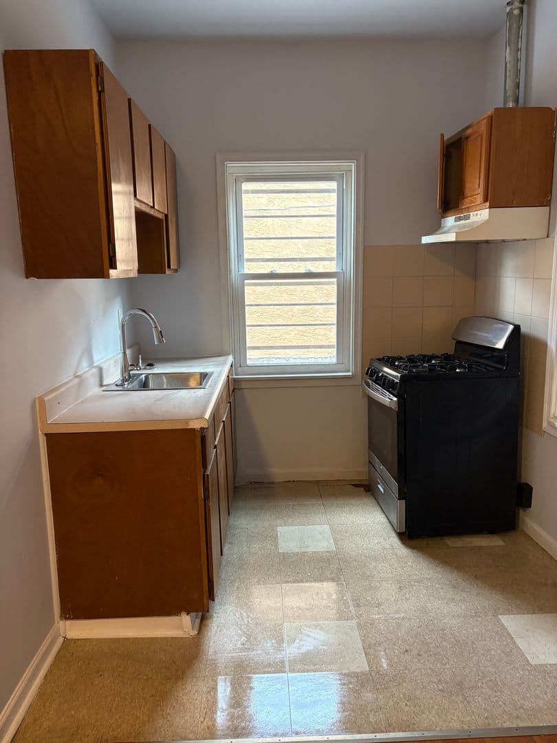 Chester Apartment: 827-829 W 9th