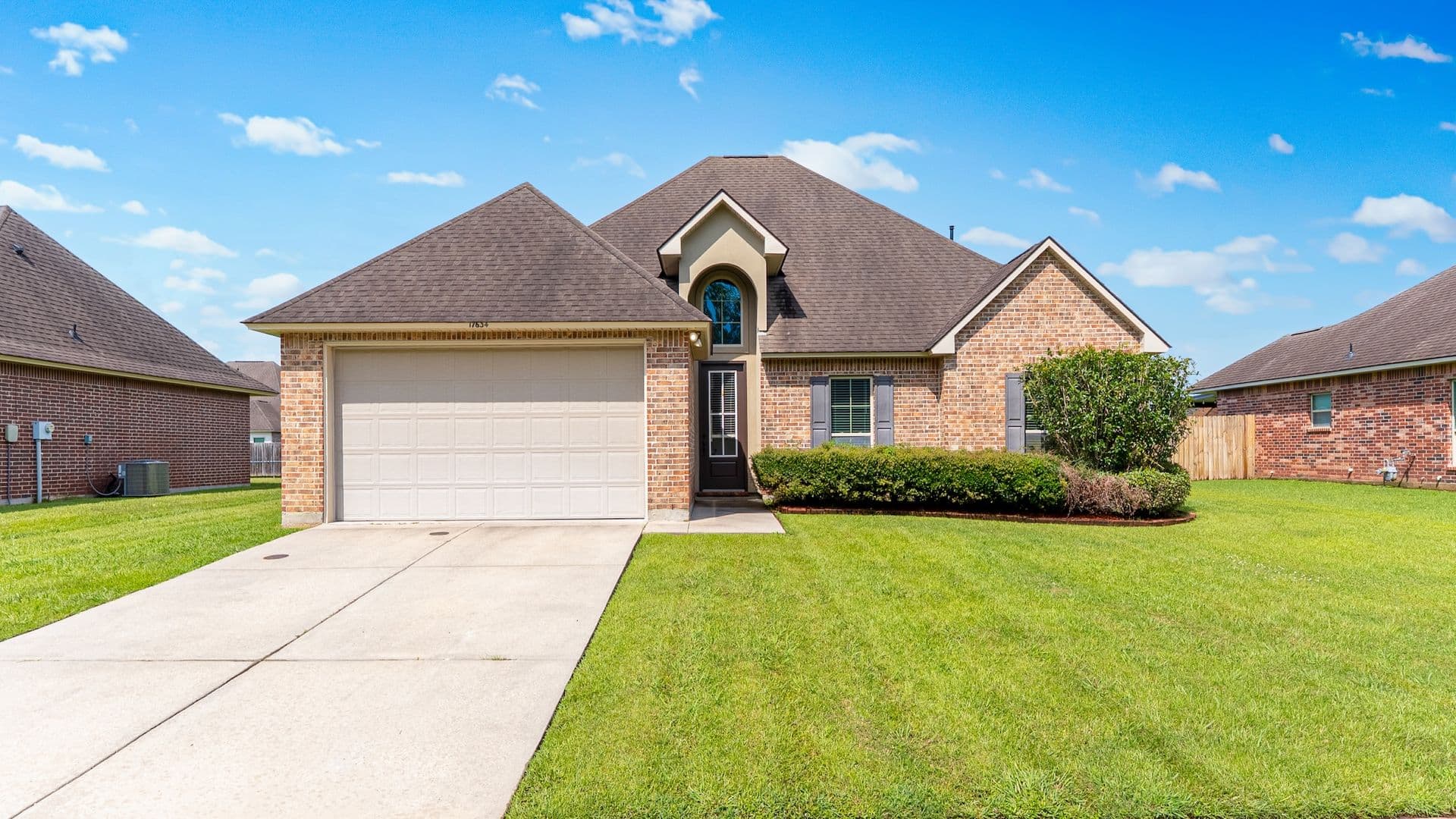 Prairieville House: 17634 Hoods Ridge Drive