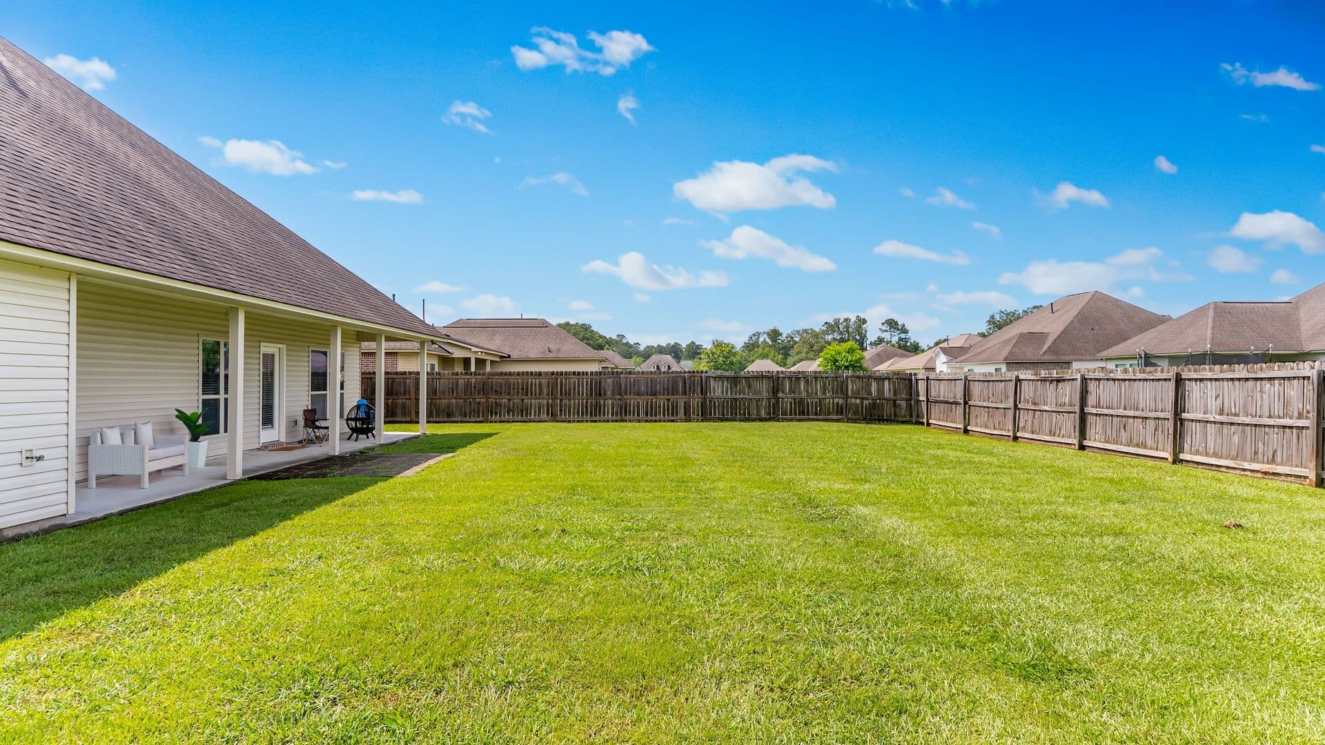 Prairieville House: 17634 Hoods Ridge Drive