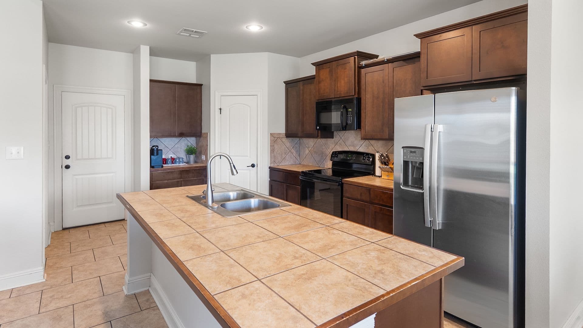 Prairieville House: 17634 Hoods Ridge Drive
