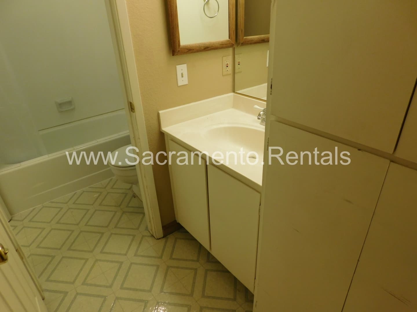 Sacramento House: 550 Del Verde Circle #5