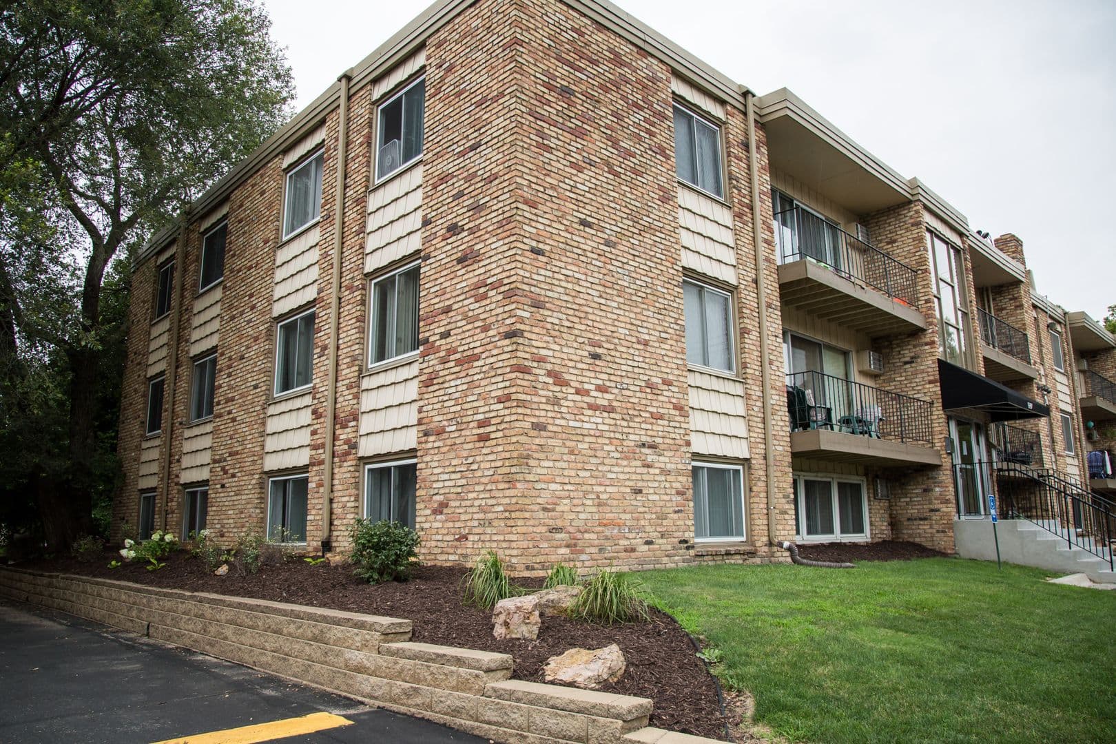 St Paul Apartment: 1570 Marion St