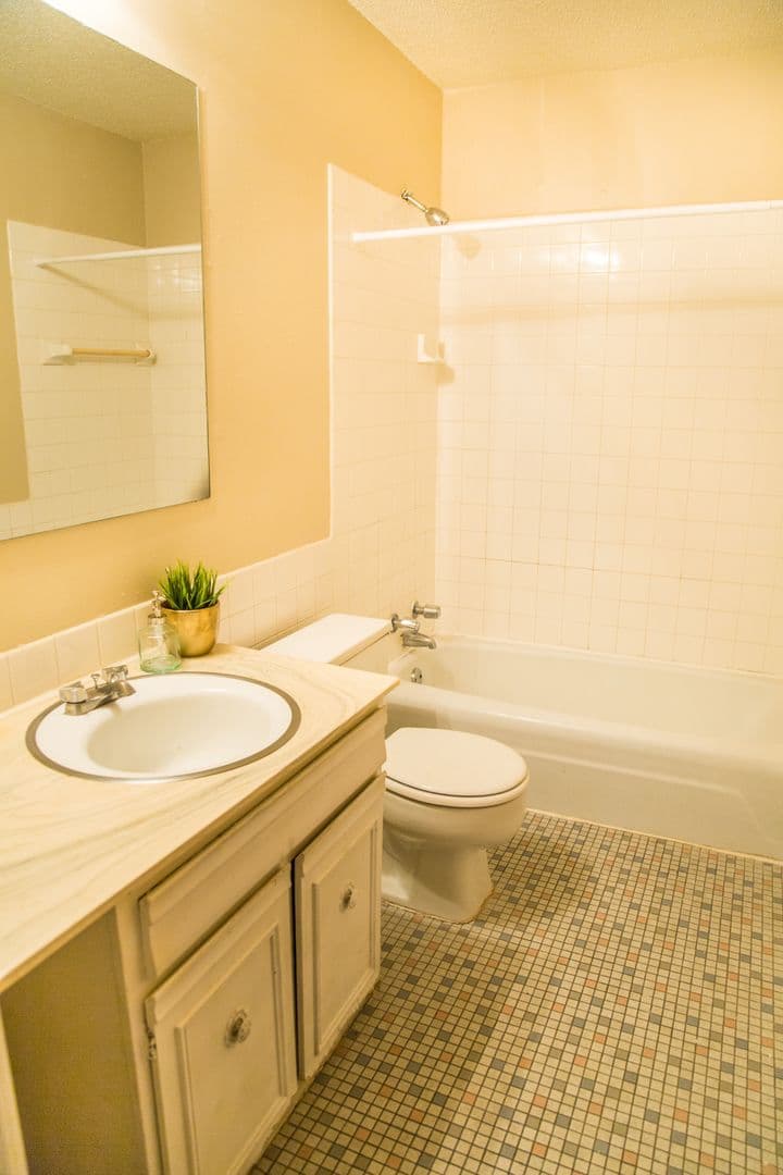 St Paul Apartment: 1590 Marion St