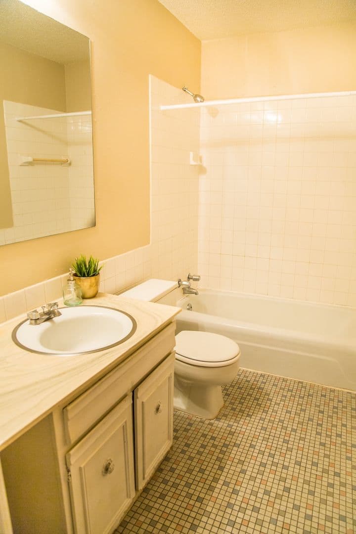 St Paul Apartment: 1570 Marion St