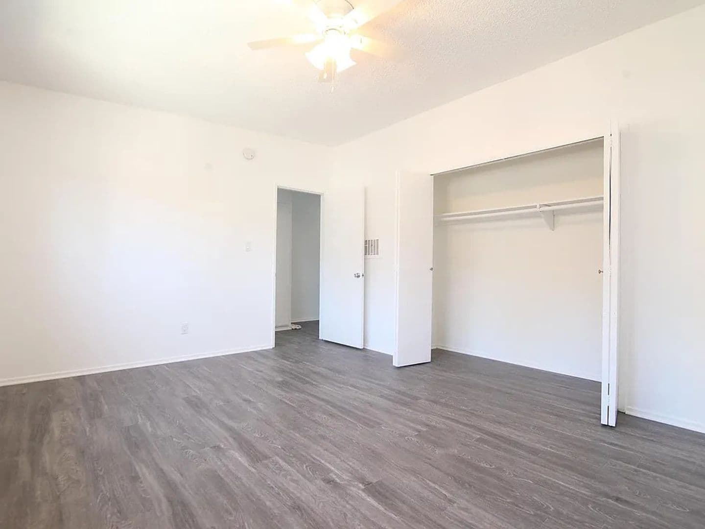 Los Angeles Apartment: 1226 N Commonwealth