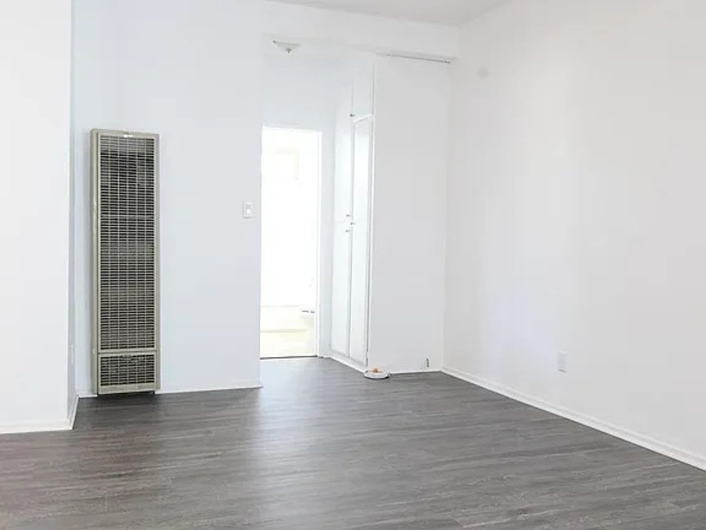 Los Angeles Apartment: 1226 N Commonwealth