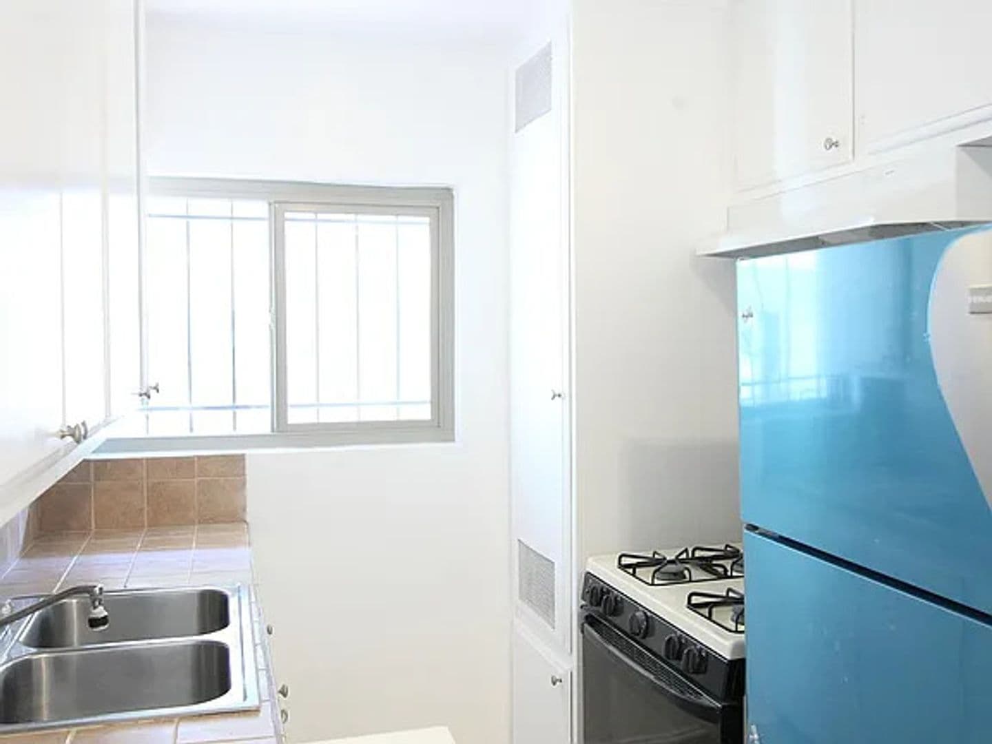 Los Angeles Apartment: 1226 N Commonwealth