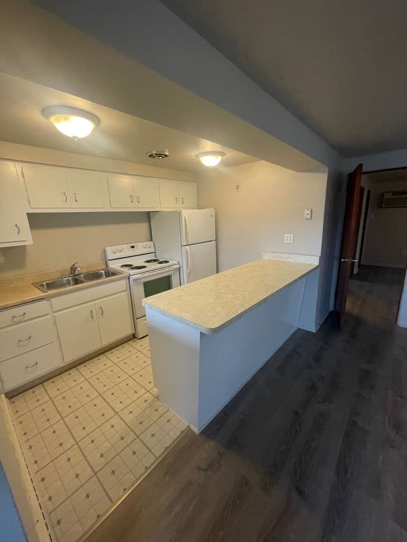 Elizabeth Apartment: 815 and 817 7th Avenue