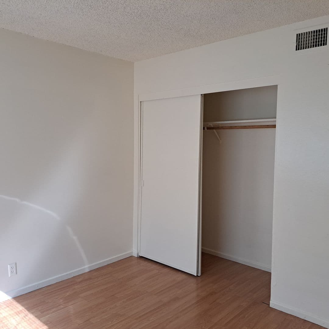 Las Vegas Condo: 595 Royal Crest Cir #19