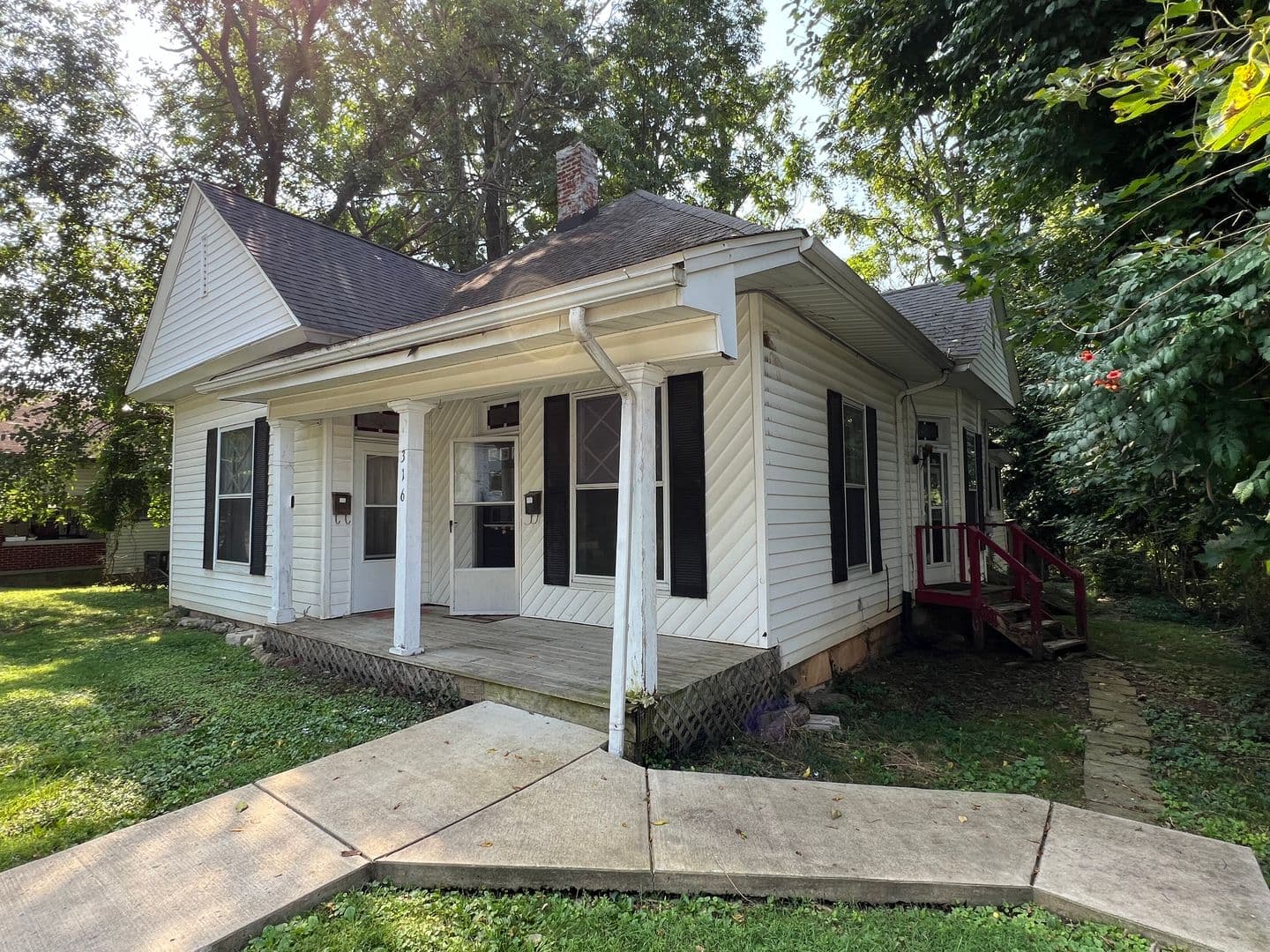 Bloomington House: 316 E. 1st St. West Apt