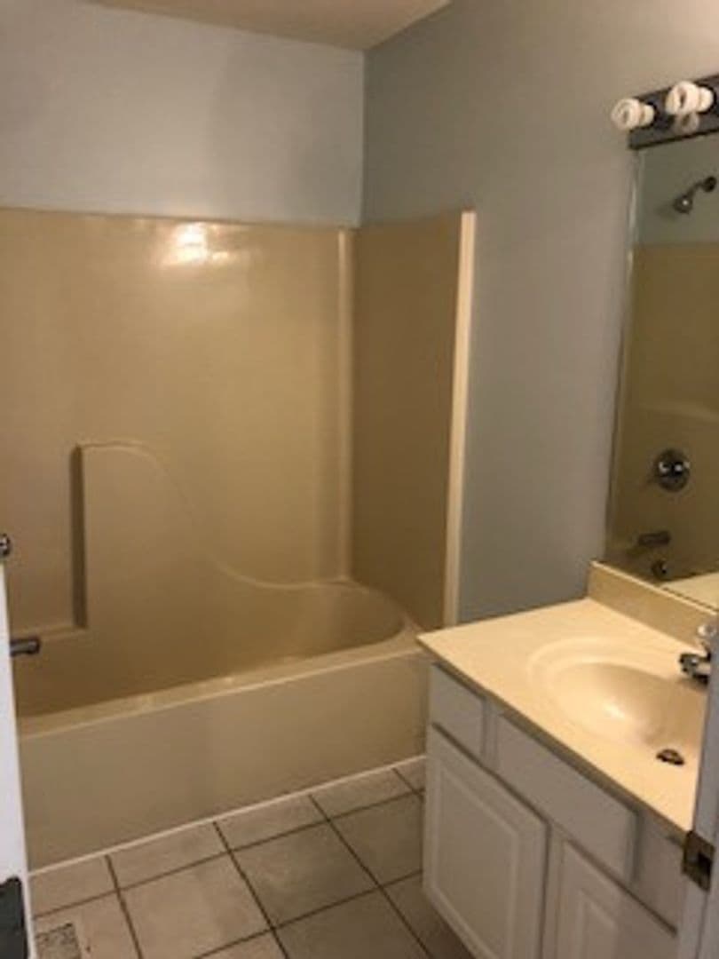 Blomington House: 3354 Oaklawn Circle, S