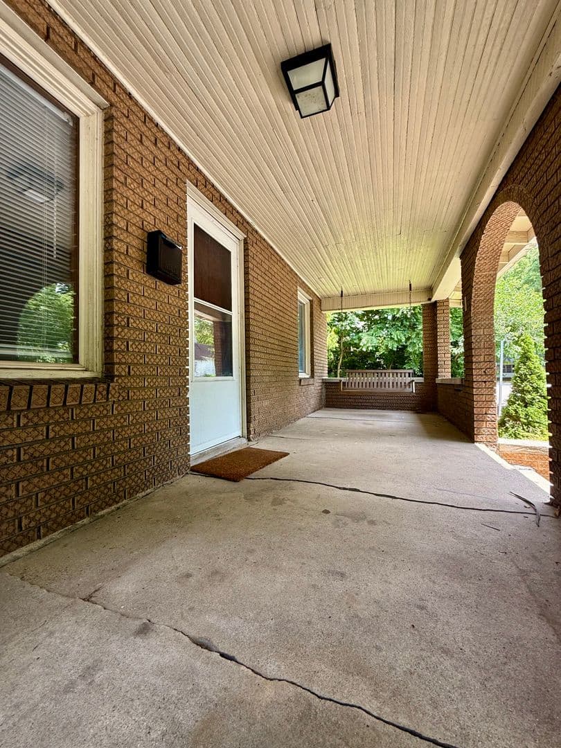 Bloomington House: 111 E Wylie Downstairs