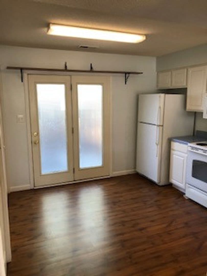 Blomington House: 3354 Oaklawn Circle, S