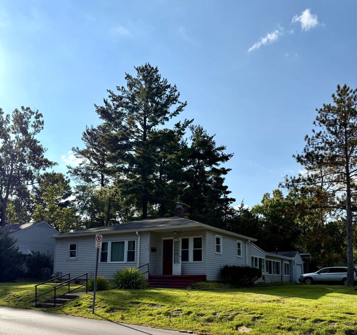 Bloomington House: 1600 E 2nd St.