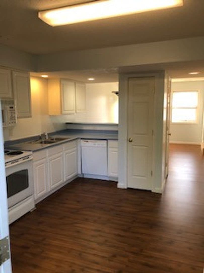 Blomington House: 3354 Oaklawn Circle, S