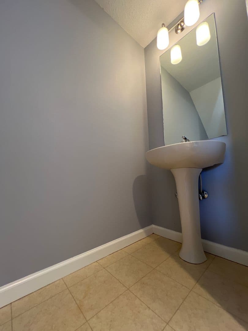 Bloomington House: 852 E Sherwood Hills Drive