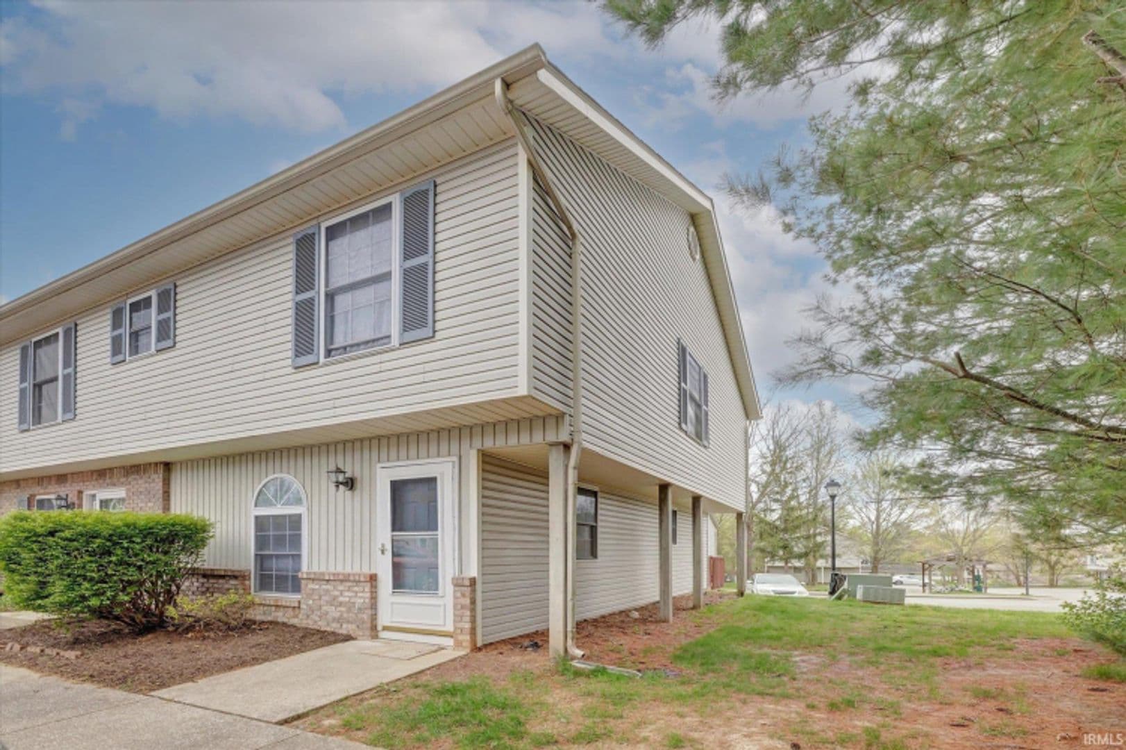 Bloomington House: 762 Sherwood Hills Drive