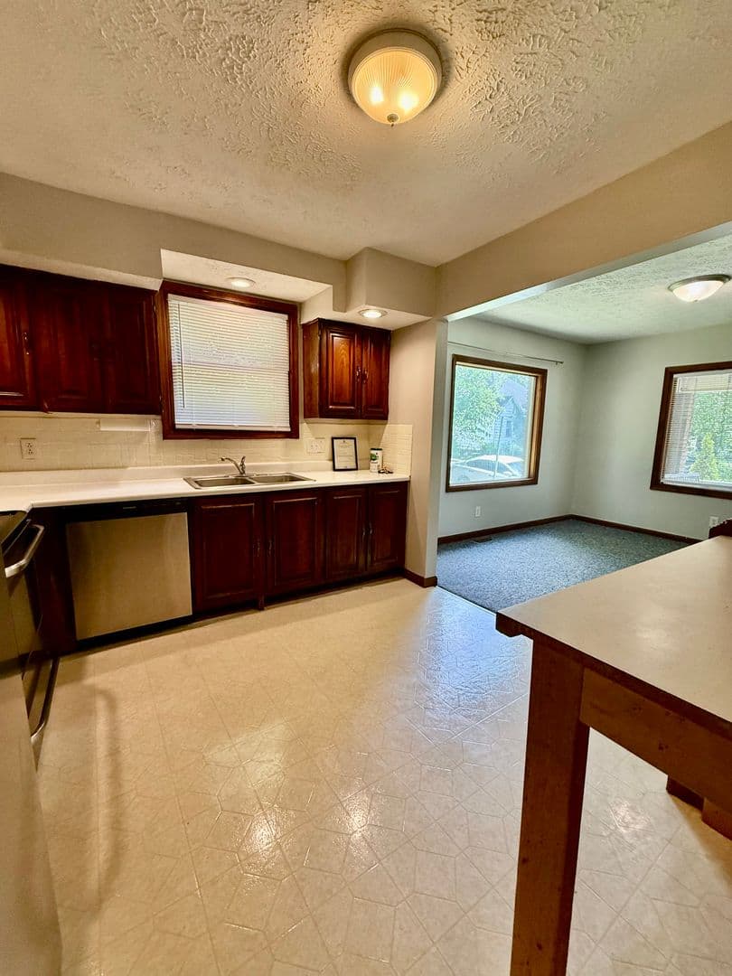Bloomington House: 111 E Wylie Downstairs