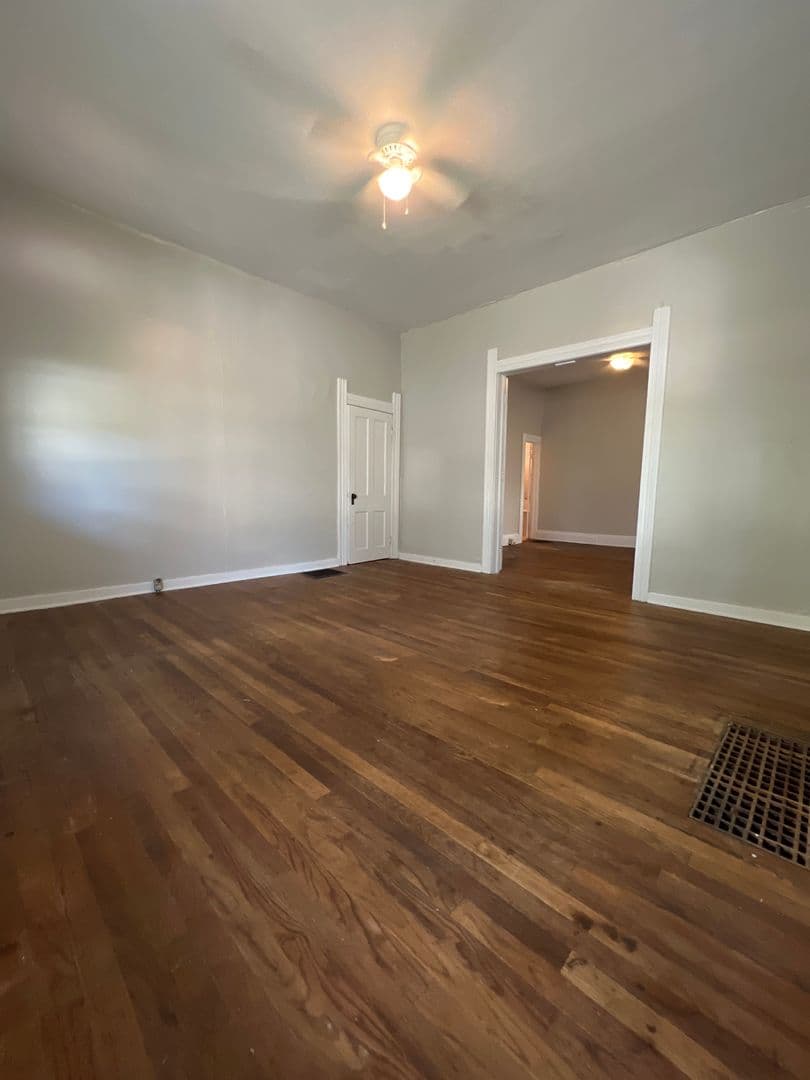 Bloomington House: 316 E. 1st St. West Apt