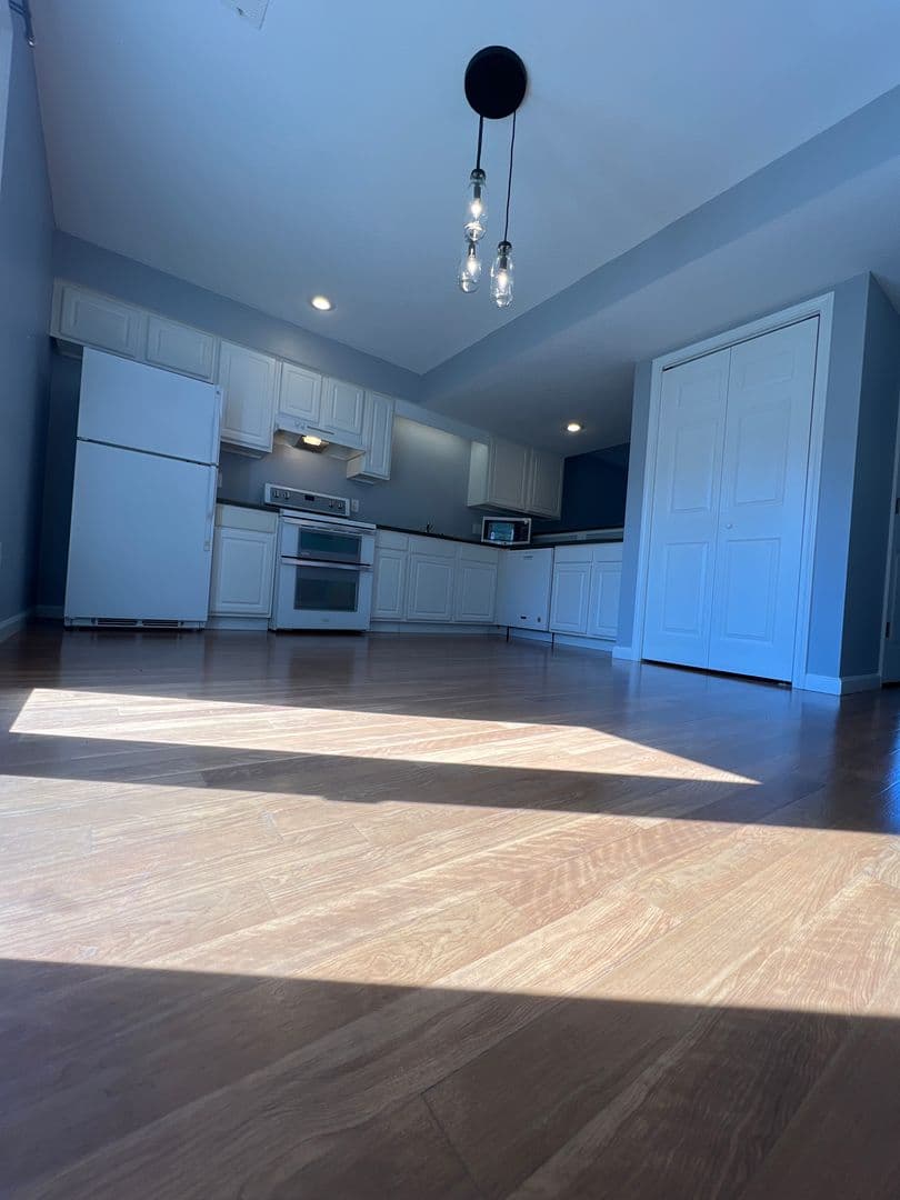 Bloomington House: 852 E Sherwood Hills Drive