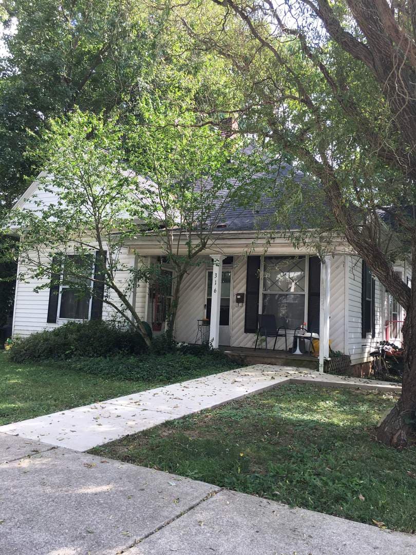 Bloomington House: 316 E. 1st St. West Apt