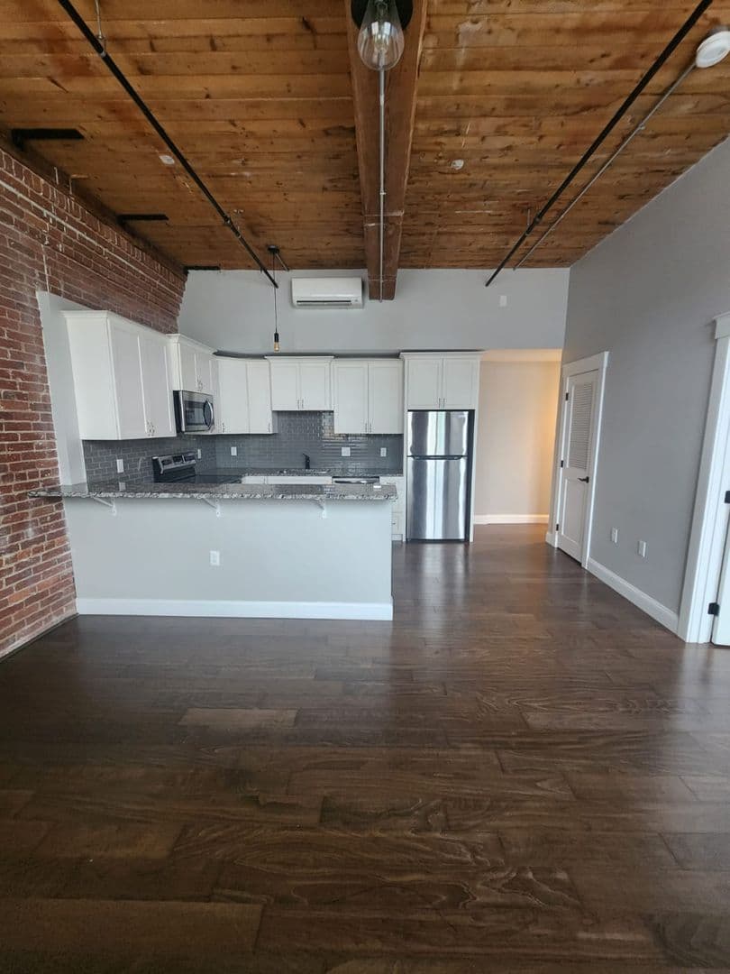 Leominster Apartment: 45 Summer St