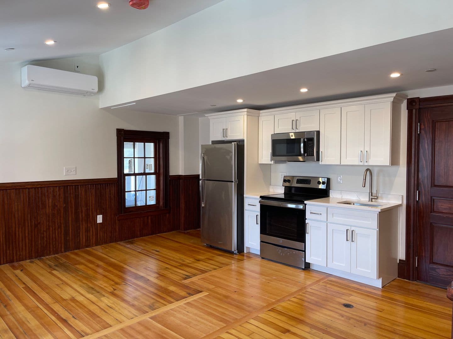 Leominster Apartment: 41 Summer St