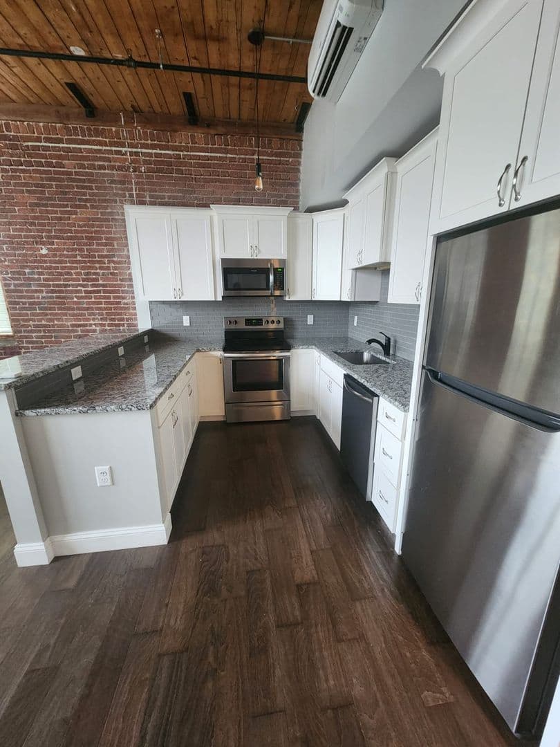 Leominster Apartment: 45 Summer St