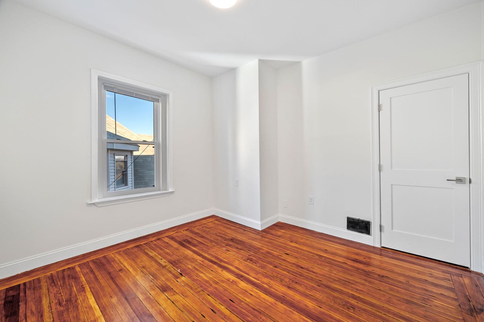 Somerville Apartment: 305-307 Medford St