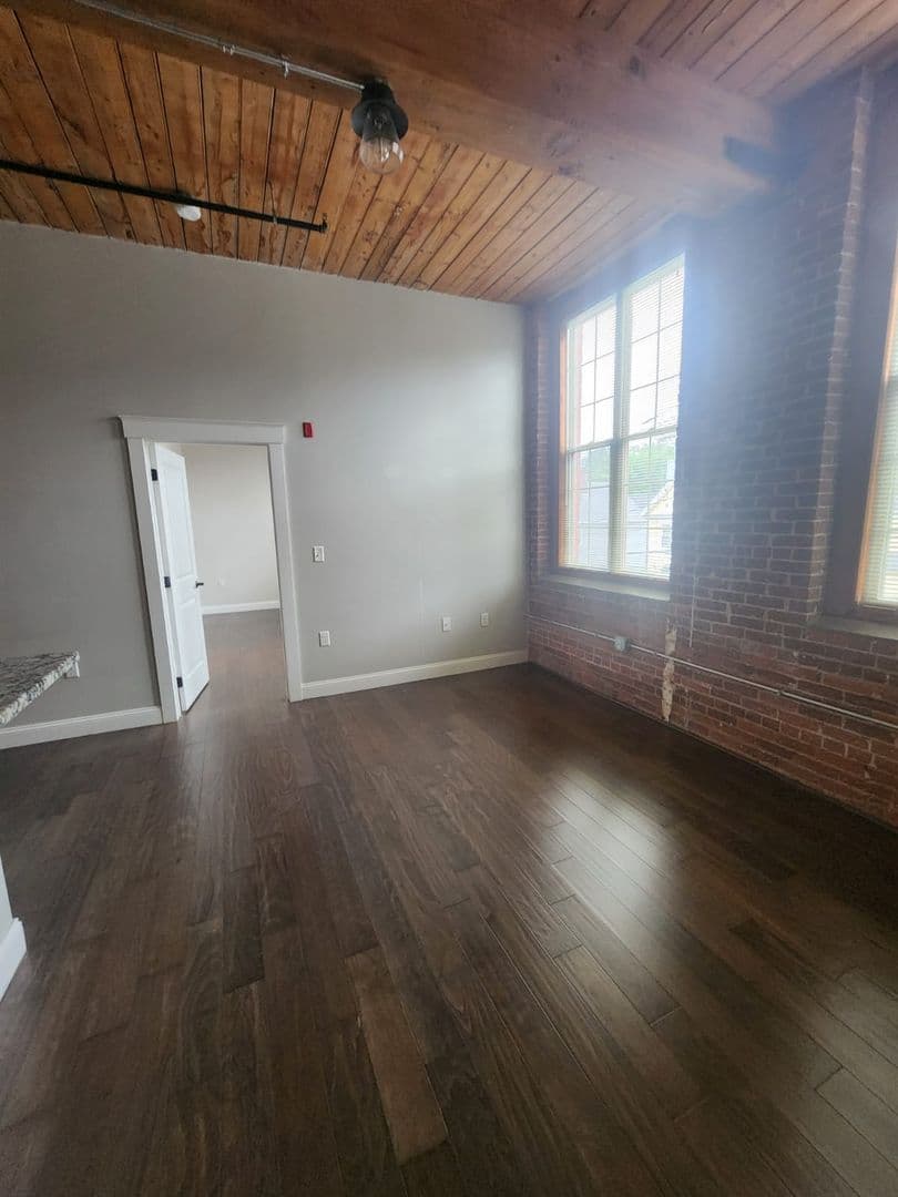 Leominster Apartment: 45 Summer St