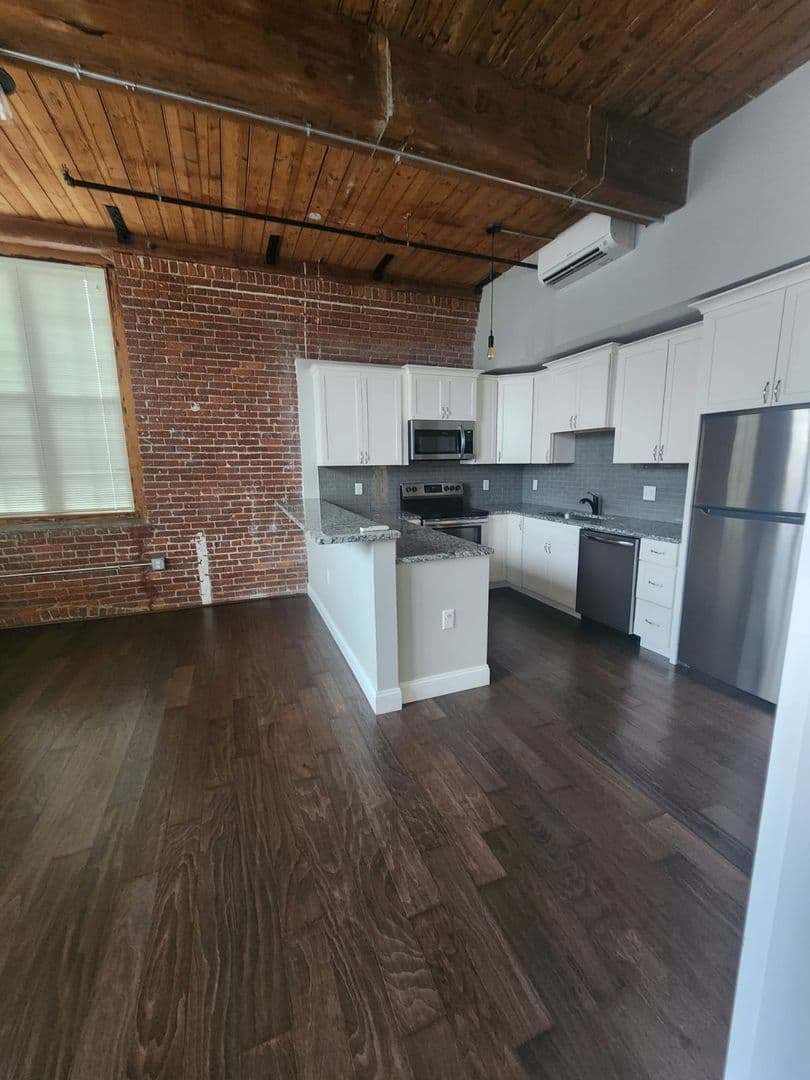 Leominster Apartment: 45 Summer St