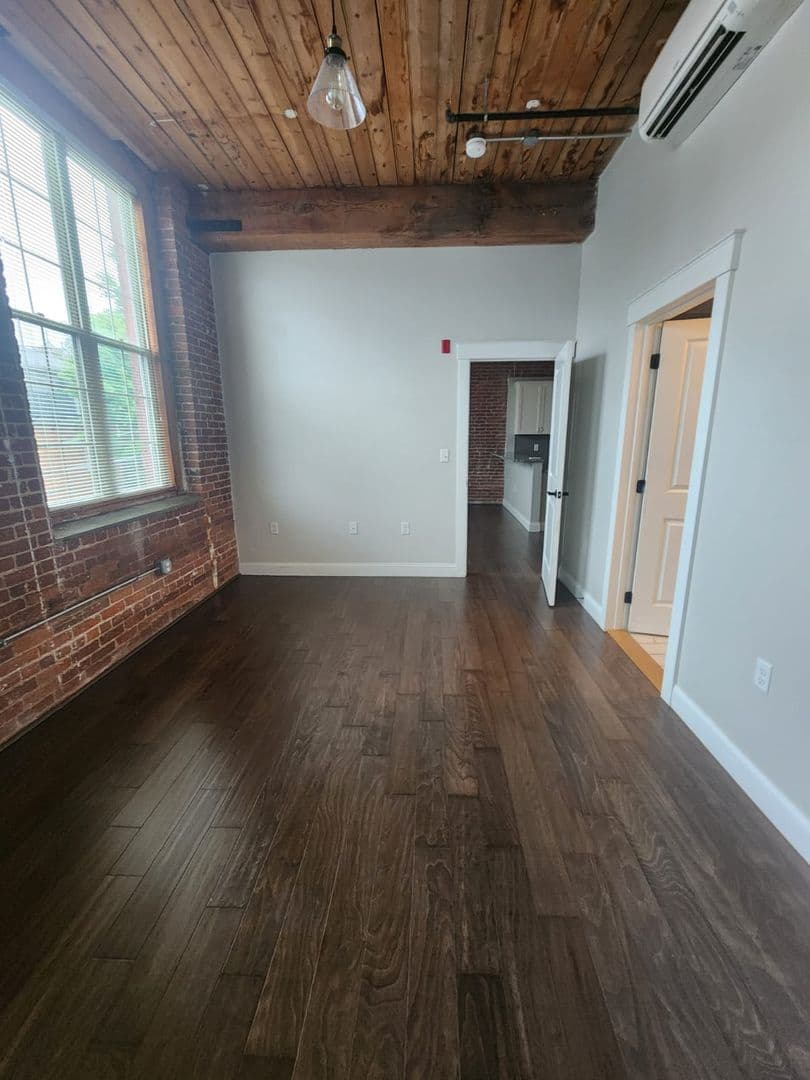 Leominster Apartment: 45 Summer St