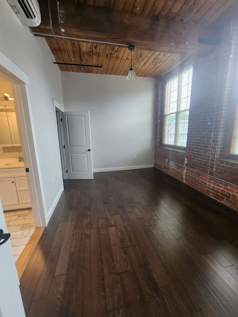 Leominster Apartment: 45 Summer St
