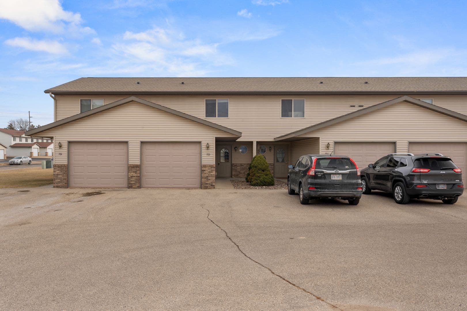 Holmen Apartment: 701-713 Angel Ct