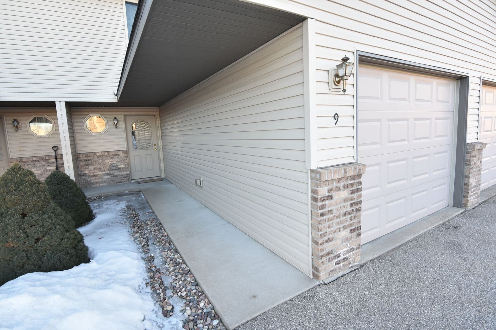 Holmen Apartment: 805 Angel Ct