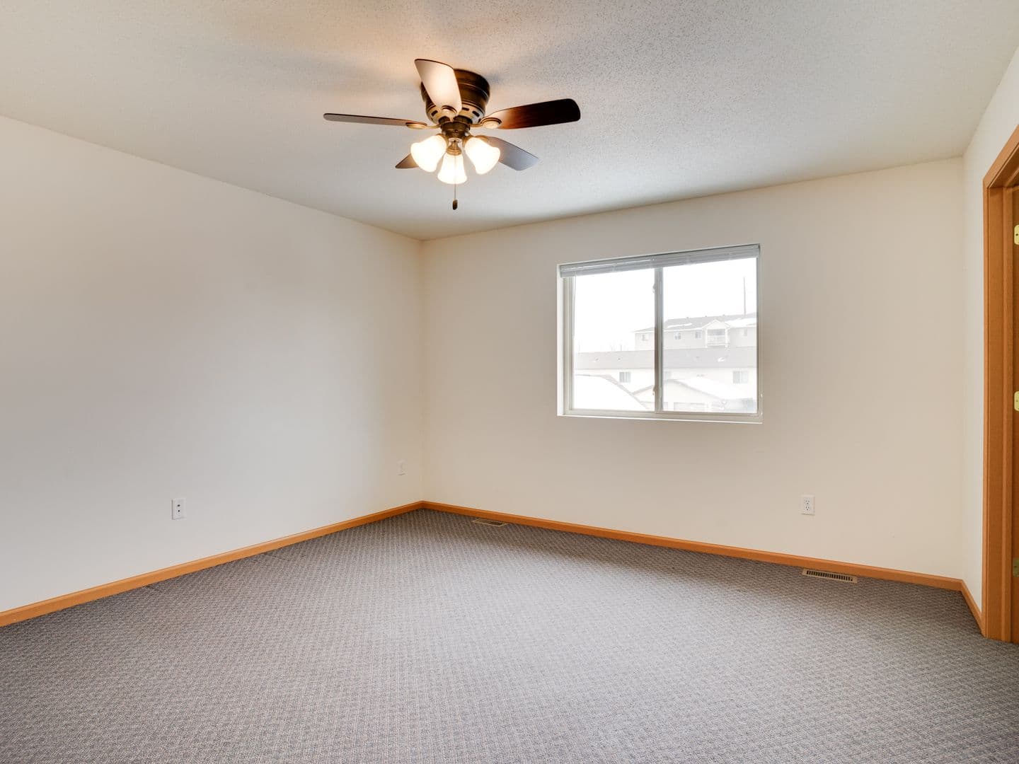Holmen Apartment: 1204 Eastwood St