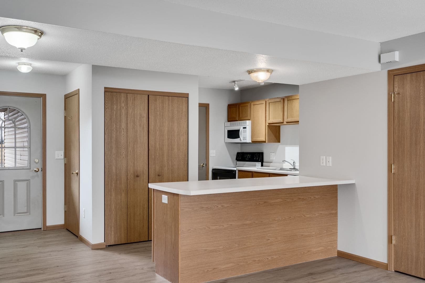 Holmen Apartment: 1208 Eastwood St
