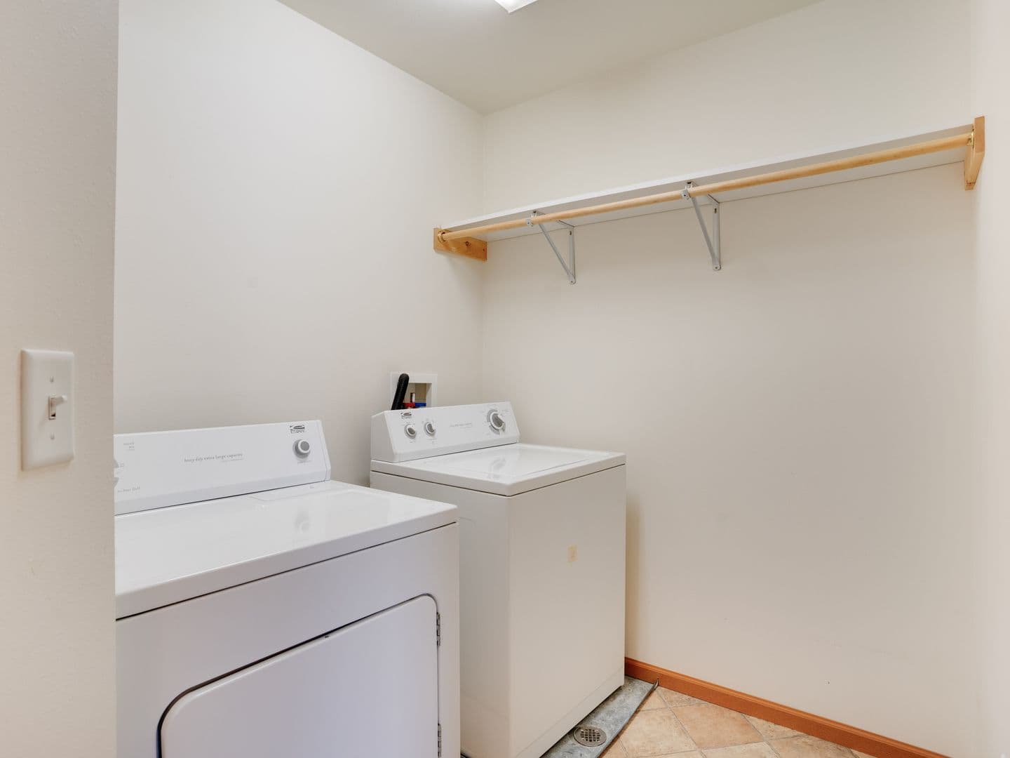 Holmen Apartment: 1204 Eastwood St