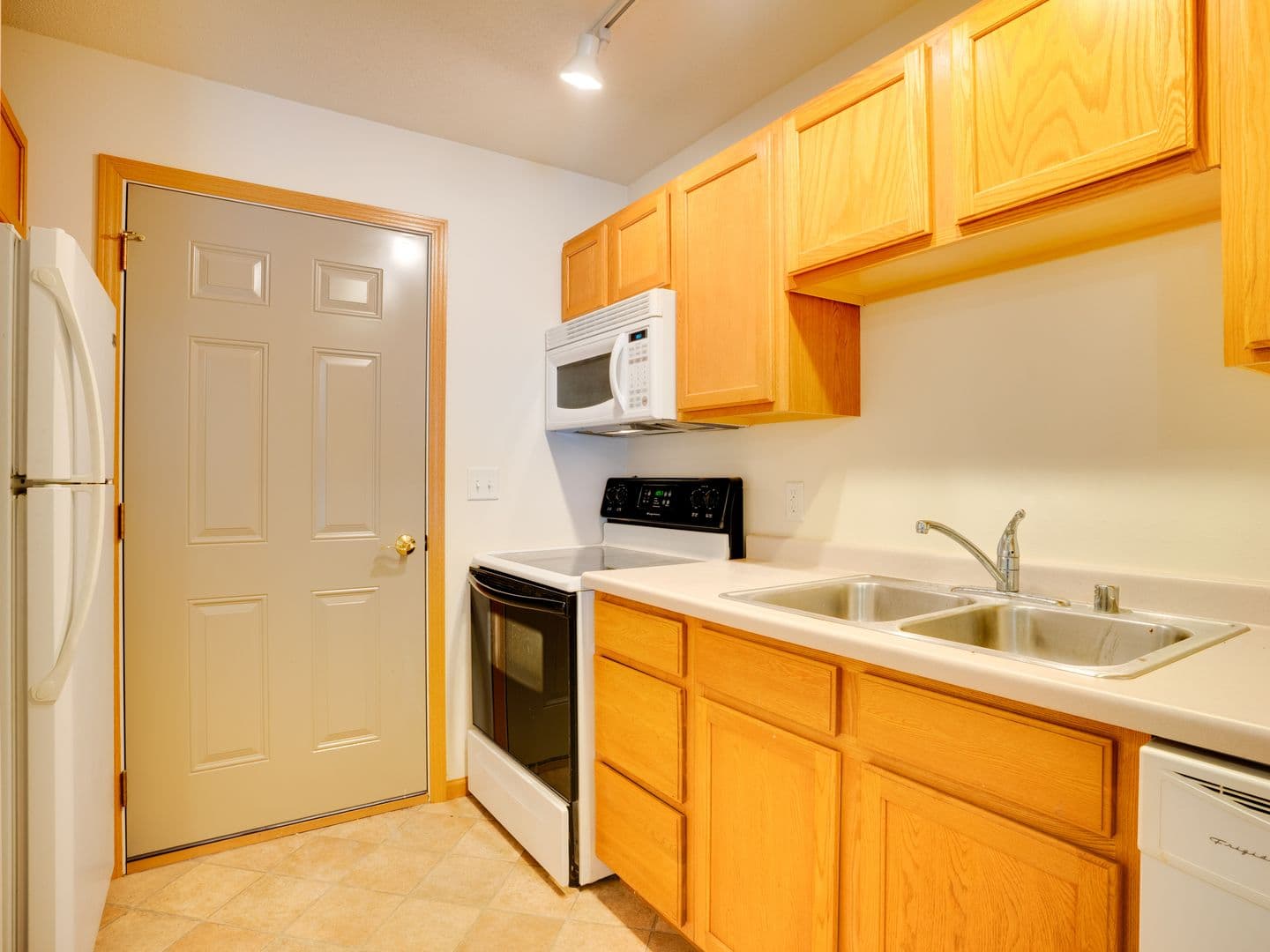 Holmen Apartment: 1204 Eastwood St