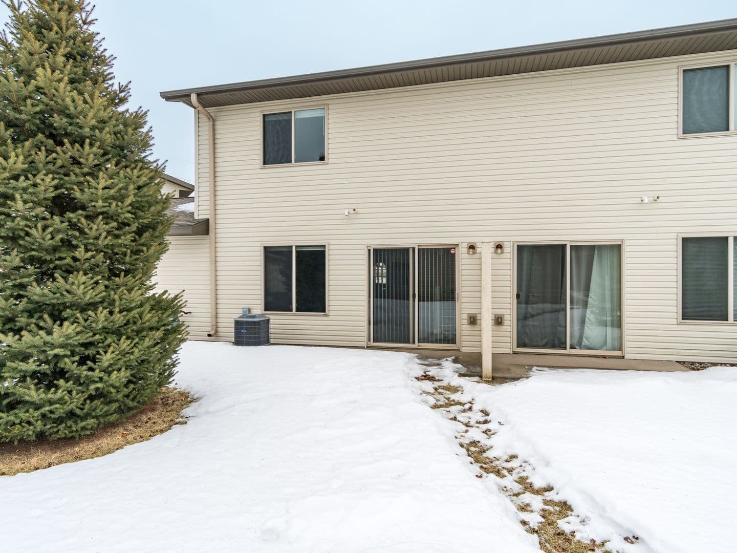 Holmen Apartment: 1204 Eastwood St