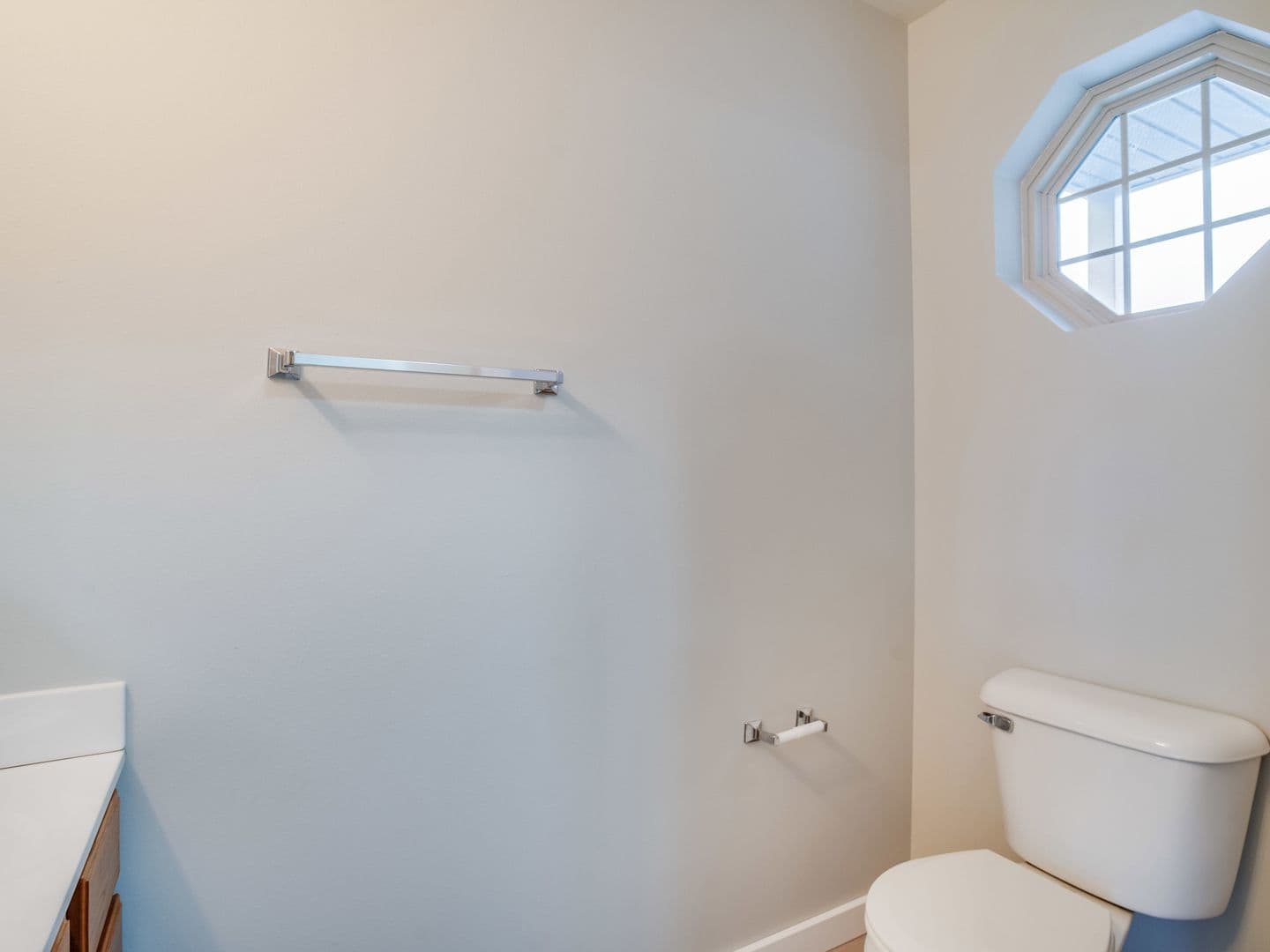 Holmen Apartment: 805 Angel Ct