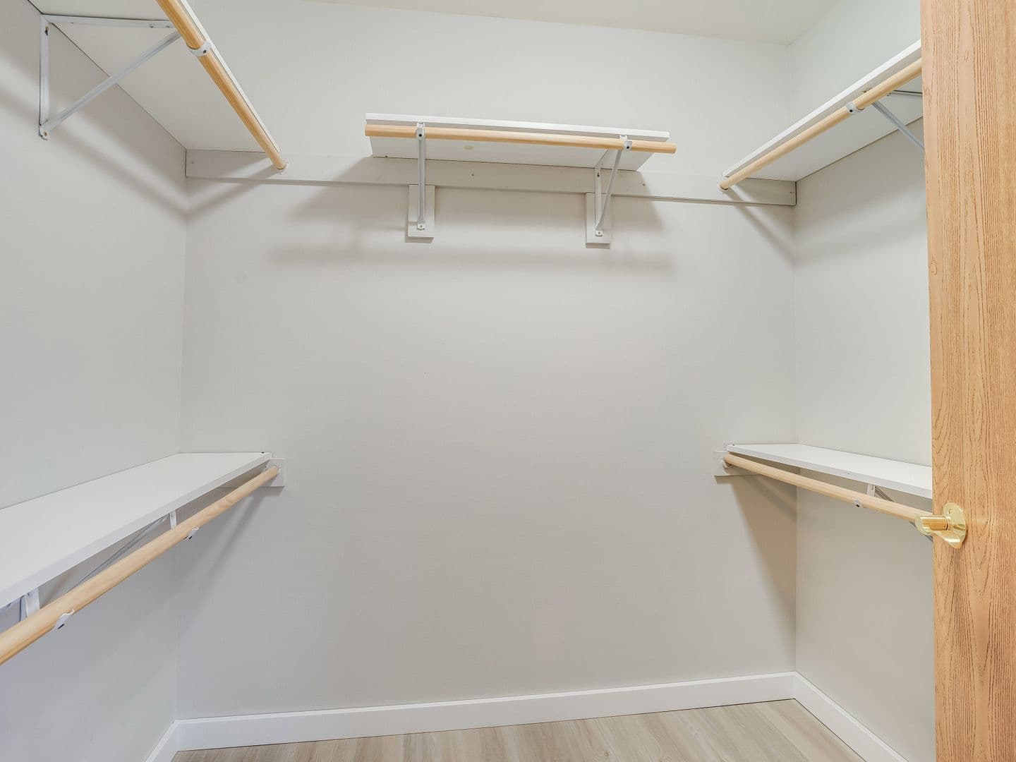 Holmen Apartment: 805 Angel Ct