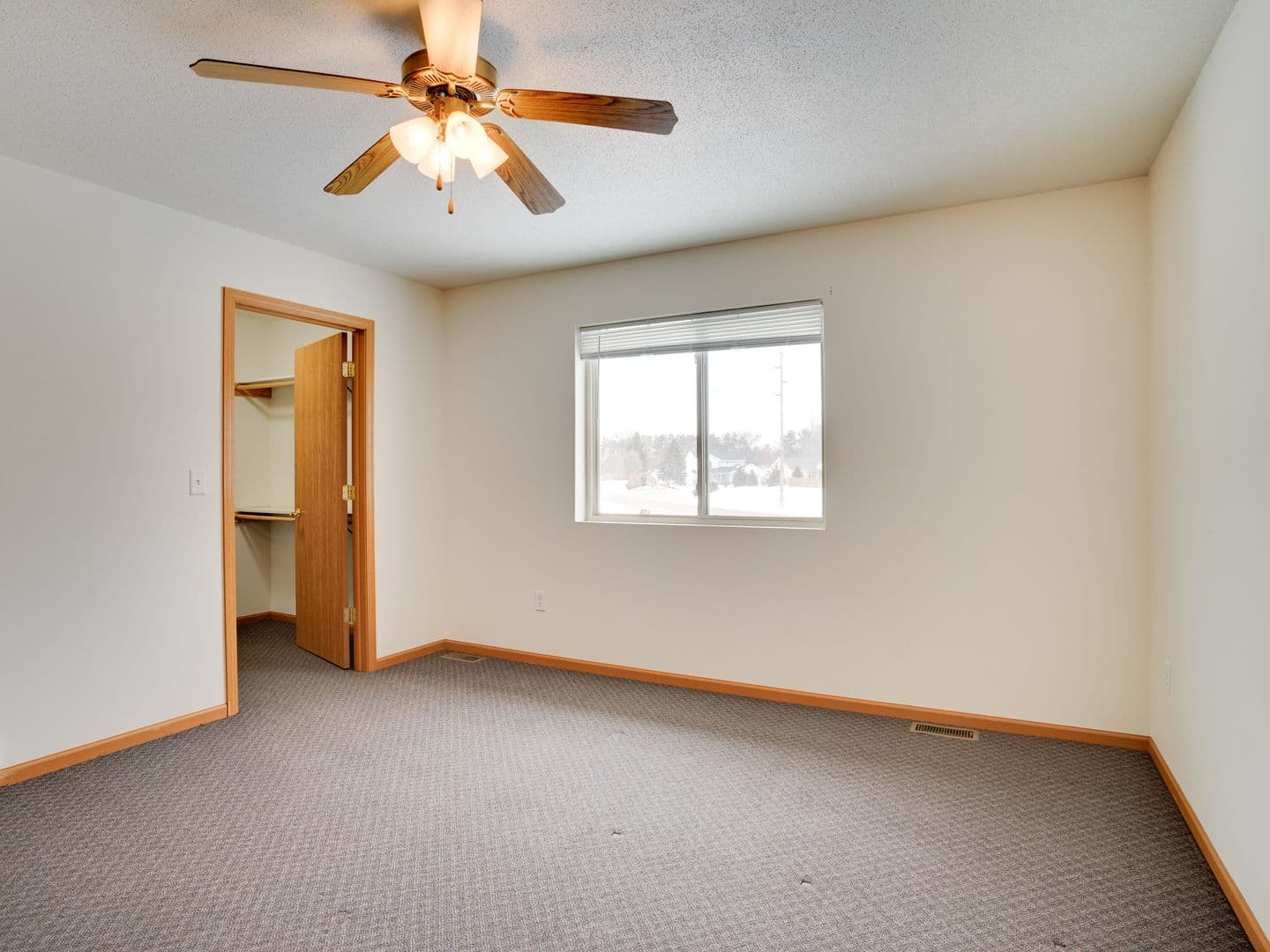 Holmen Apartment: 1204 Eastwood St