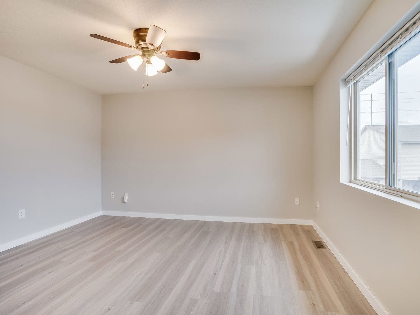 Holmen Apartment: 805 Angel Ct